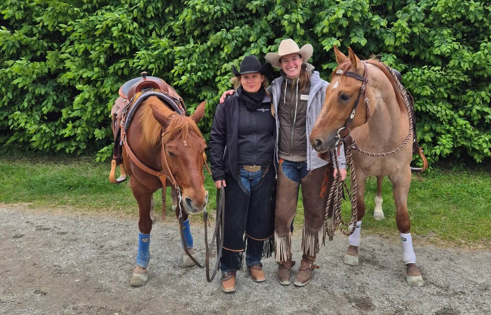 20250504_160713 Laura et Julie avec leurs chevaux